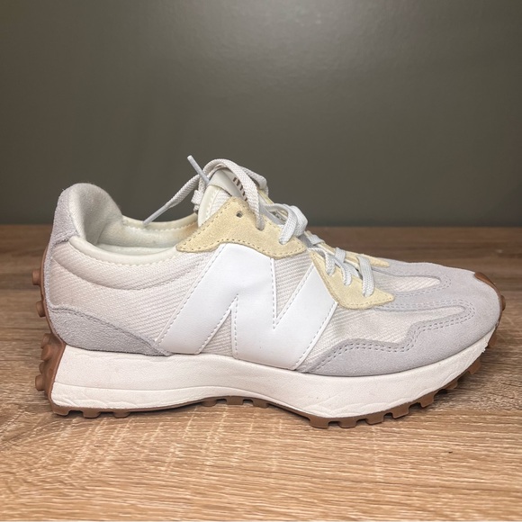 New Balance 327 Women’s Sneakers White Grey Gum Sole | Size 6.5 - Picture 3 of 7